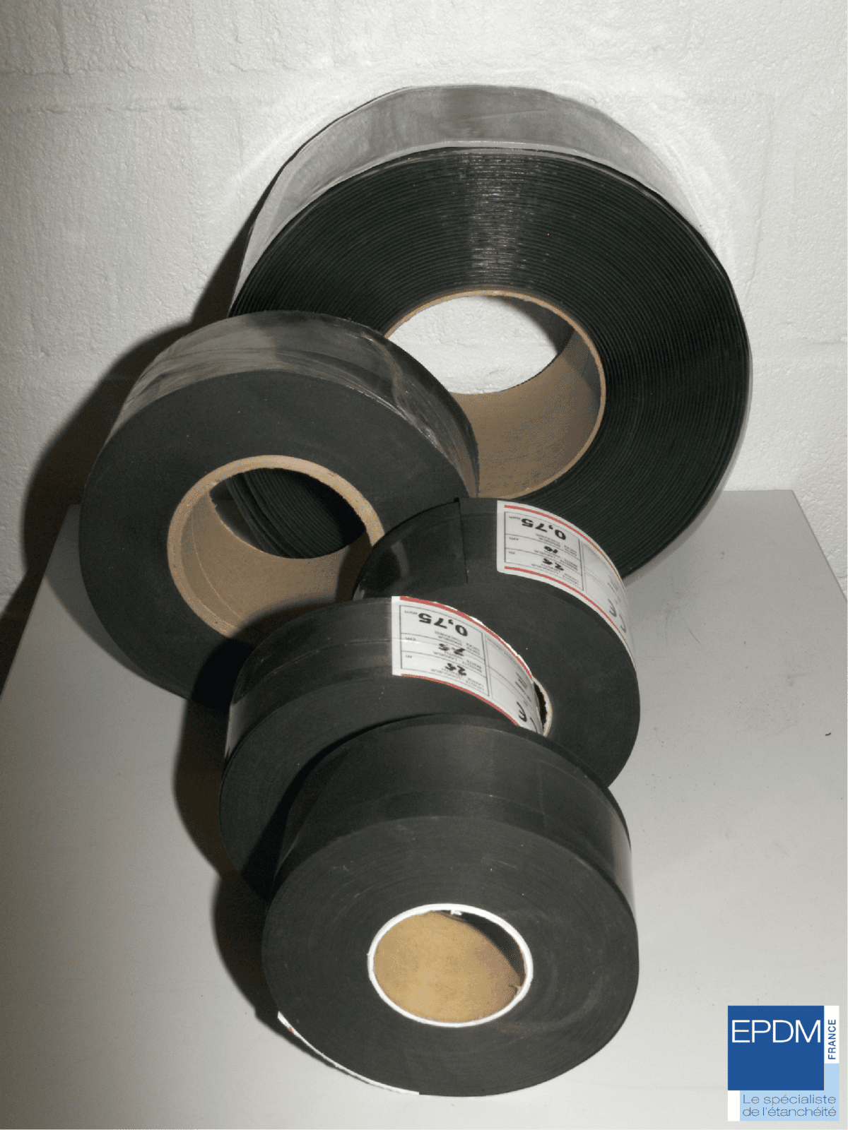 bande adhésive pour la pose d'une bache epdm de toiture