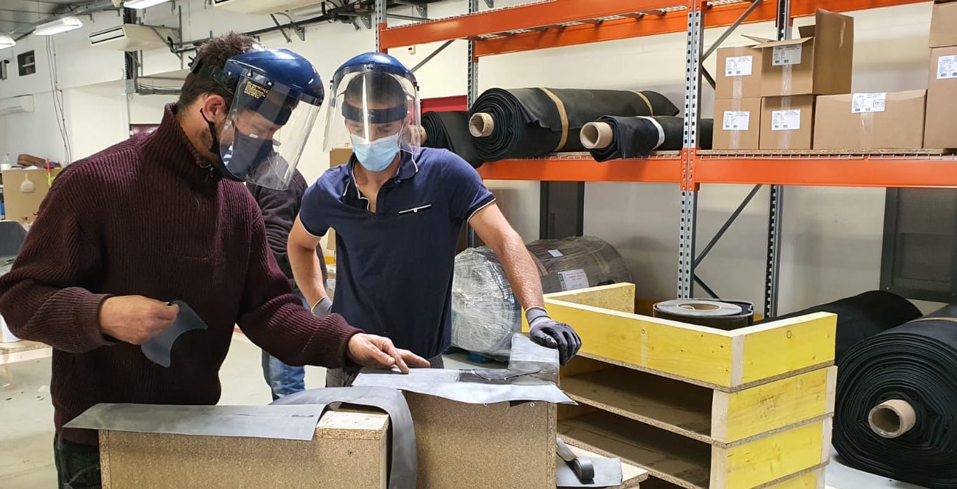 stagiaire de la formation EPDM France en pleine mise en oeuvre de la membrane 2